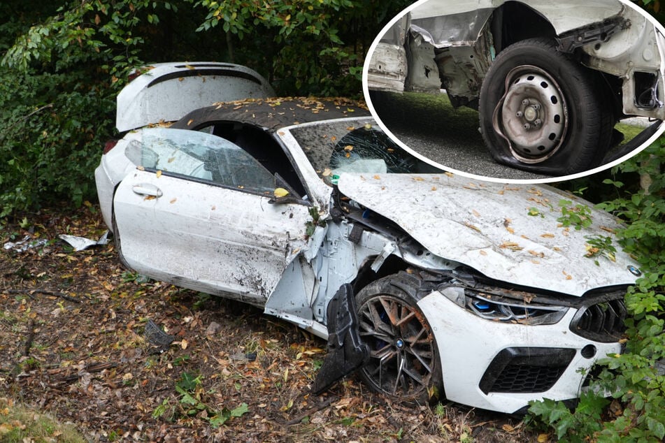 Unfall nahe Leipzig: BMW-Cabrio kracht in Transporter und Bäume