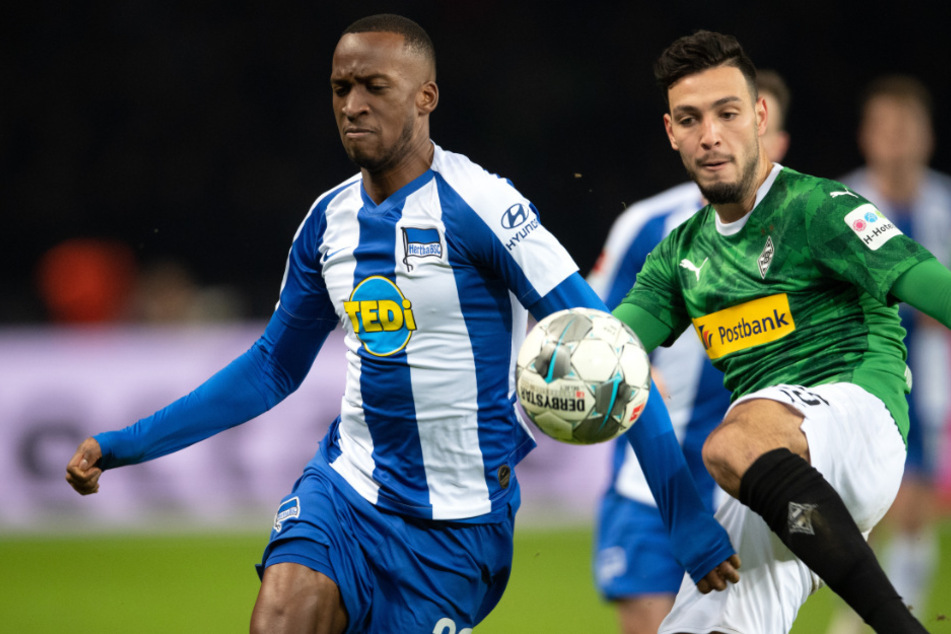 Dodi Lukebakio (l) im Zweikampf mit Ramy Bensebaini von Mönchengladbach.