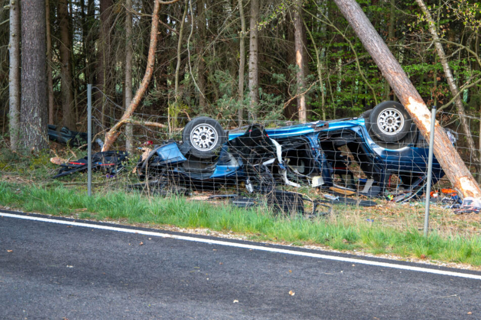 Der Baum wurde durch die Wucht des Aufpralls entwurzelt, der BMW völlig zerstört.