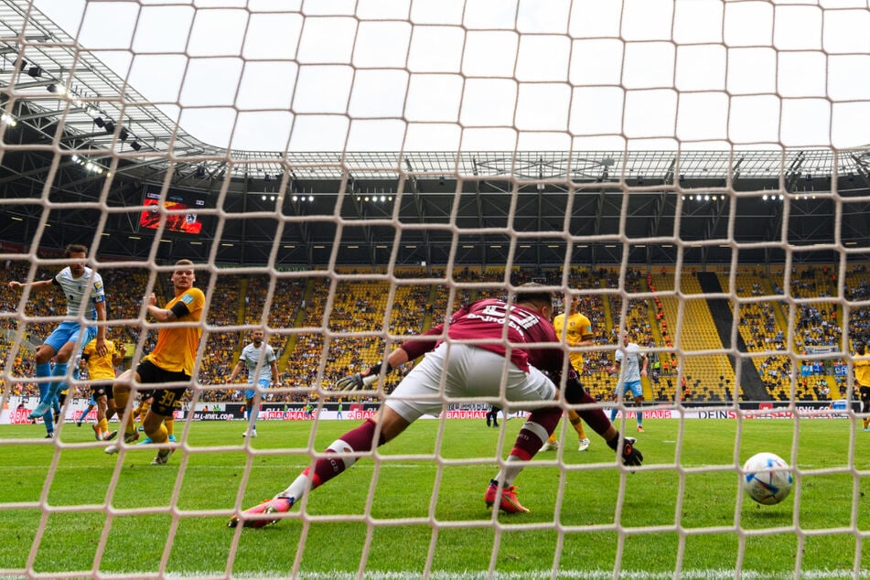 Beim 0:2 konnte Keeper Stefan Drljaca (23, v.) nicht eingreifen.