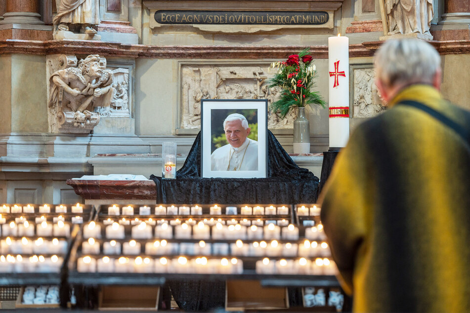 Im Trierer Dom wurden schon zahlreiche Kerzen für Benedikt XVI. angezündet.