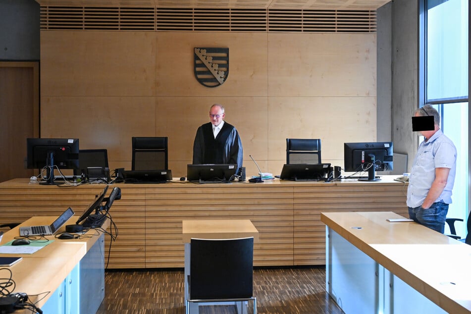 Richter Michael Falk (60) verurteilte den Angeklagten Uwe M. (59, r.) im Amtsgericht Meißen.