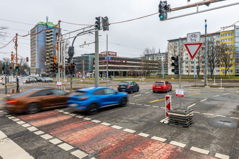 Ab Donnerstag könnt Ihr stadteinwärts nicht mehr von der Zwickauer Straße nach links in die Theaterstraße abbiegen.