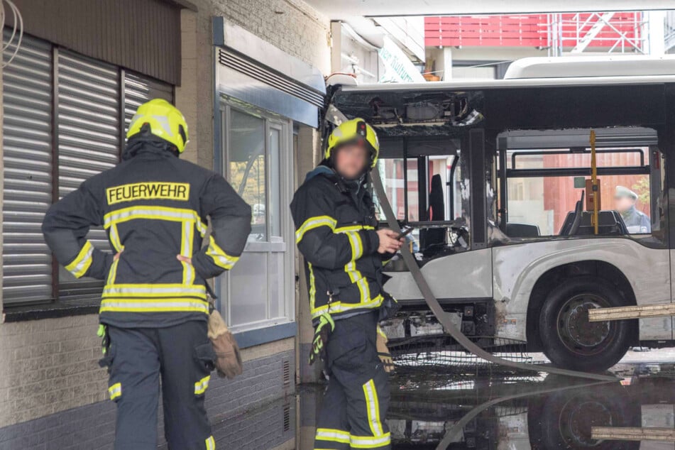Linienbus kracht in Ladenzeile: Mehrere Verletzte, darunter eine Schwangere