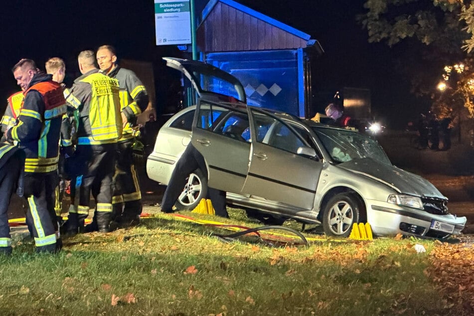 Škoda kracht gegen Baum: Fahrer eingeklemmt und schwer verletzt