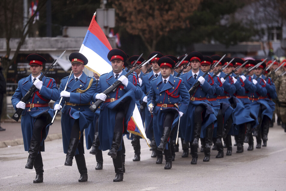 Im Gleichschritt marschiert das Militär: Daran sollte sich nach Ansicht der russischen Führung die patriotische Jugend ein Beispiel nehmen.