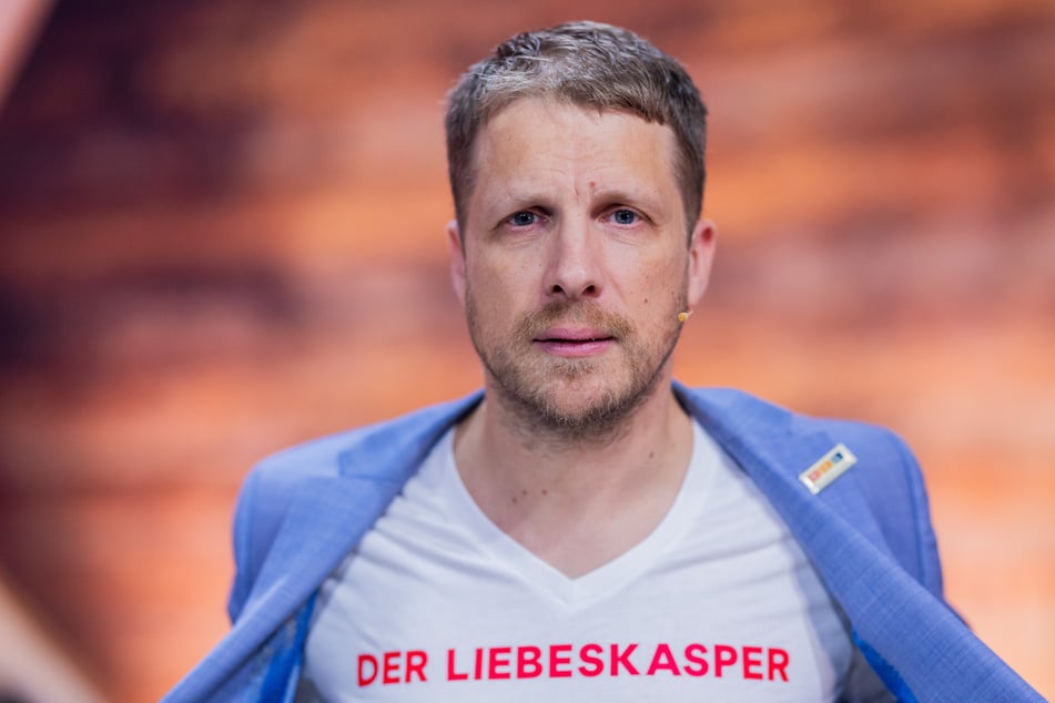 Oliver Pocher (46) verteilt in seinem Podcast "Die Pochers! Frisch recycelt" einige fiese Seitenhiebe gegen Stefan Raab (57).