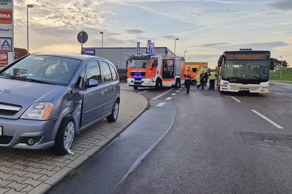 Unfall in Leipzig: Betrunkener Autofahrer rauscht morgens in Bus!