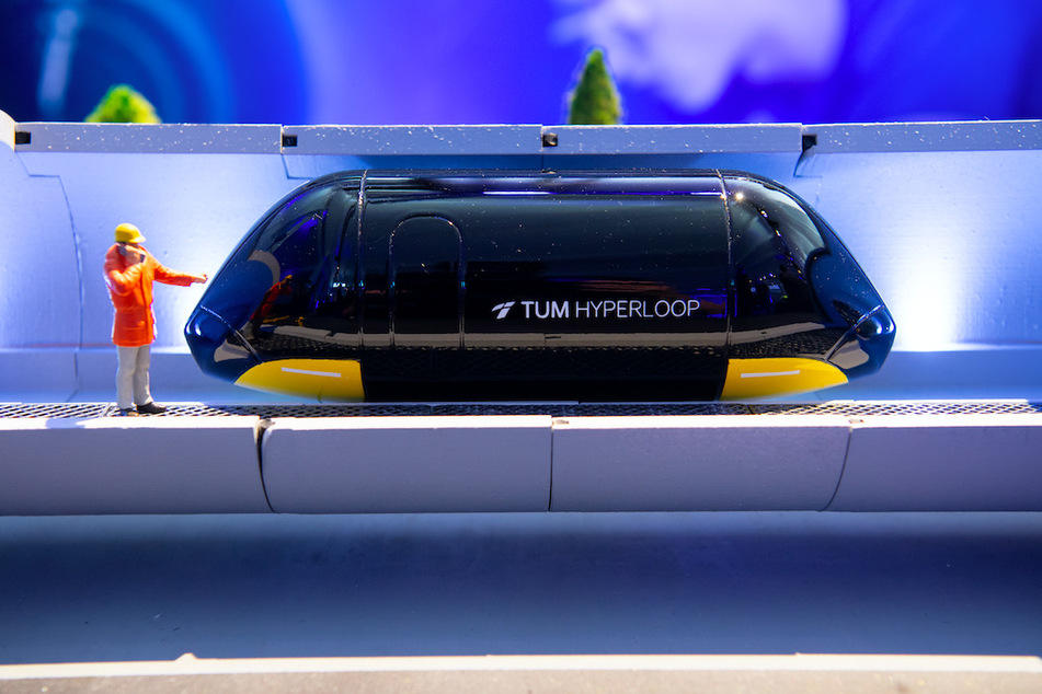 Das Modell zeigt den Hyperloop, einen magnetisch angetriebenen Zug, der in Zukunft durch eine Vakuum-Röhre fahren soll.