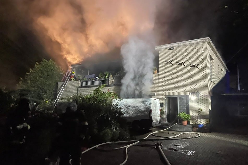 Als die Bergheimer Feuerwehr am Einsatzort eintraf, stand die Werkstatt bereits lichterloh in Flammen.