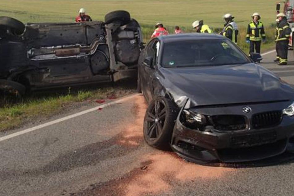 Das Foto zeigt die beiden verunfallten Fahrzeuge.