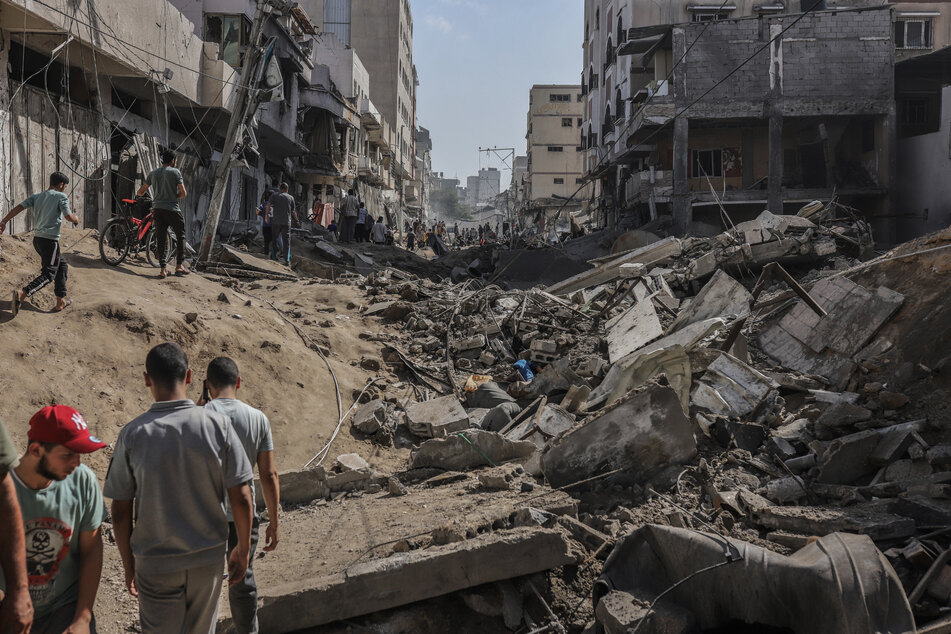 Palästinenser inspizieren ein zerstörtes Gebäude nach einem israelischen Luftangriff. Israels Armee soll mittlerweile auch mehr als Hundert Tunnelschächte der Hamas zerstört haben.