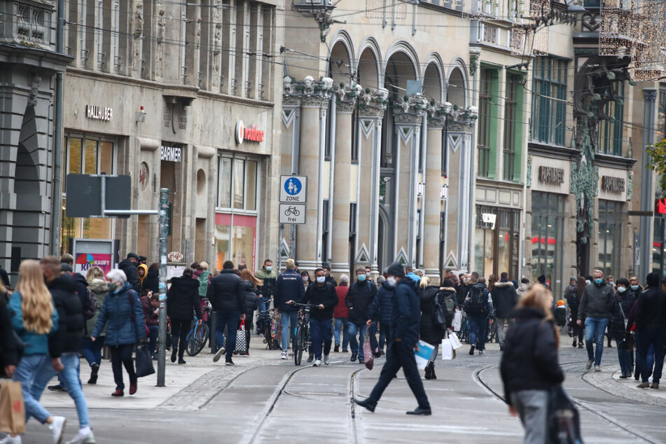 Zahlreiche Menschen sind in der Fußgängerzone "Am Anger" in der Erfurter Innenstadt unterwegs. Ab kommenden Montag kann in der Landeshauptstadt der Einzelhandel wieder öffnen. (Archivbild)