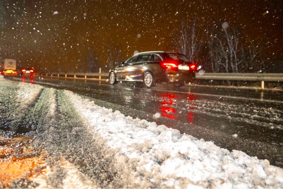 Seit Donnerstagabend schneit es in weiten Teilen Sachsens, hier und da gab es Verkehrschaos auf den Straßen.