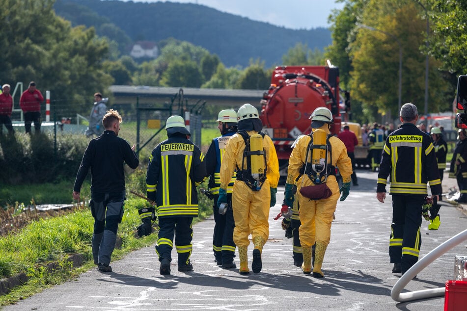 Einsatzkräfte eines Gefahrstoffzuges mussten zur Unfallstelle an einem Schiebeschacht in Echternacherbrück anrücken. Aus der NATO-Pipeline sollen um die 30.000 Liter Kerosin ausgelaufen sein.