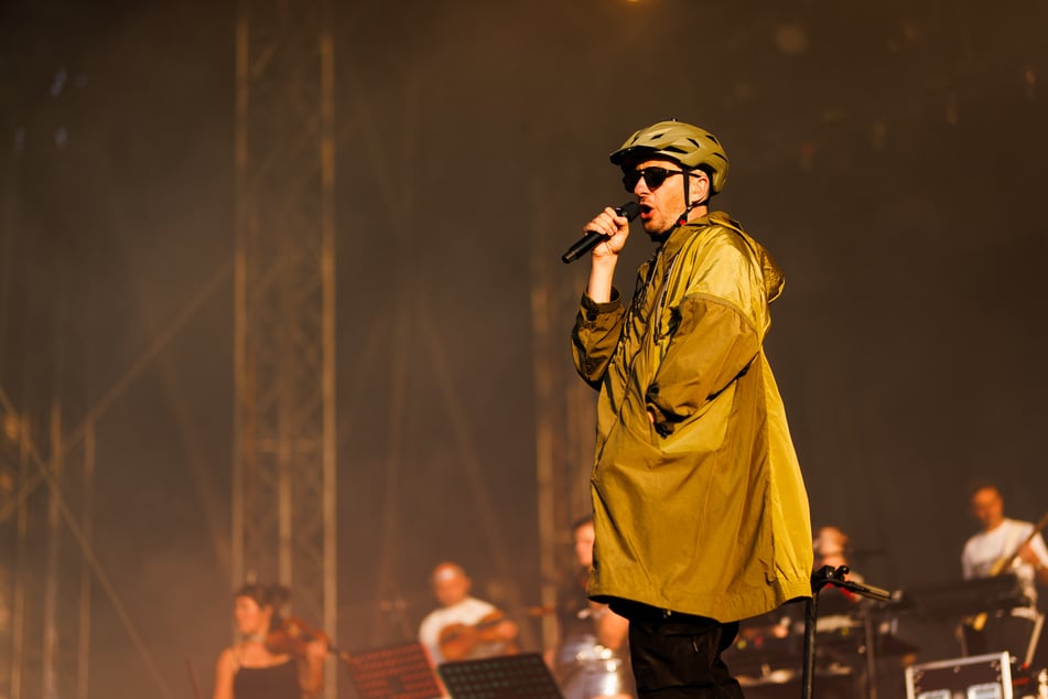Jan Böhmermann (44) bei seinem Auftritt beim Southside, dem Partnerfestival des Hurricane. Beide finden jedes Jahr zu selben Zeit einmal in Niedersachsen und einmal in Baden-Württemberg statt.