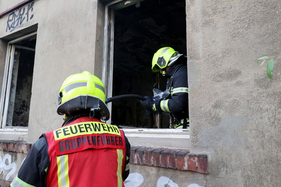Chemnitz: Feuerwehreinsatz in Chemnitz: Plötzlich qualmt es aus einem Gebäude