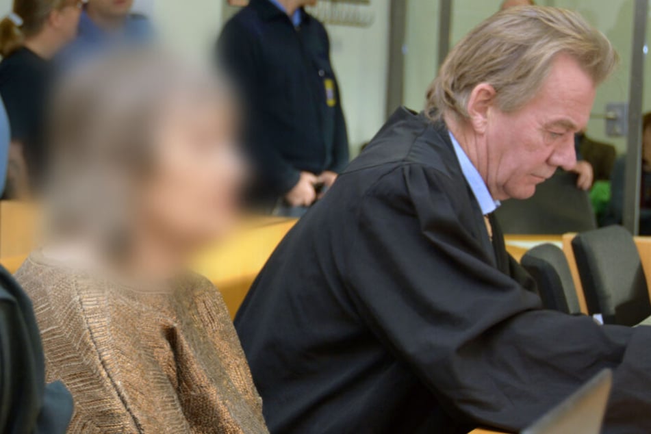 Die Sekten-Führerin sitzt neben einem weiteren Anwalt im Gerichtssaal.