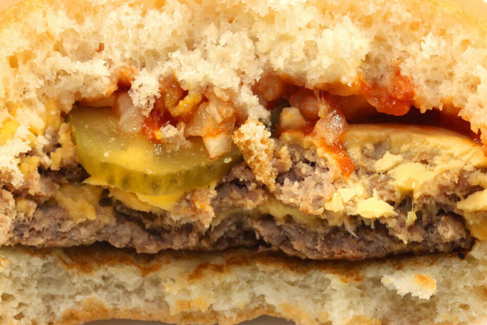 Wer hat in den Burger von Amma Mensah gebissen? (Symbolbild)
