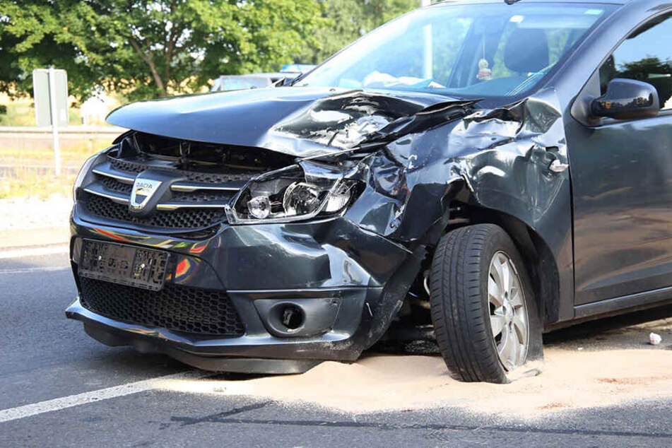 Der Dacia wurde bei dem Unfall schwer beschädigt.