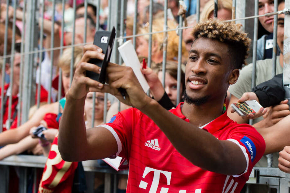 Kingsley Coman macht ein Selfie mit Fans. (Archiv)