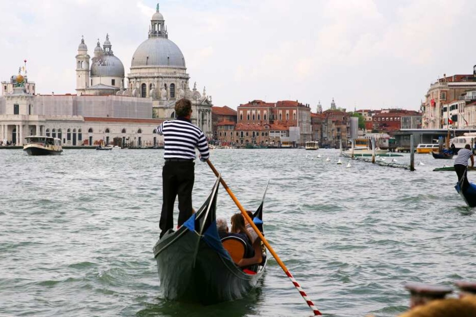 Wer nackt in einem Kanal in Venedig badet, muss eine saftige Strafe zahlen.