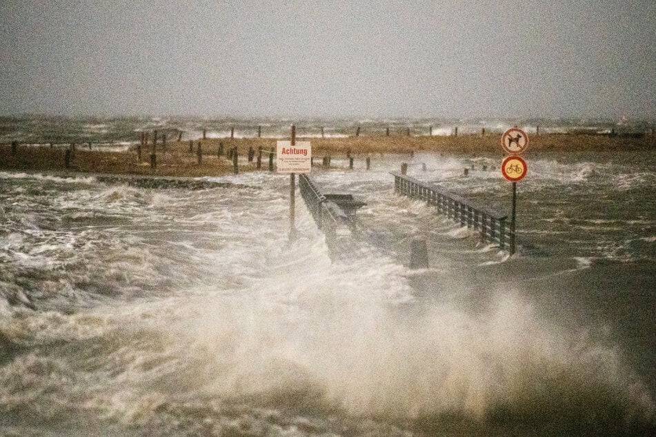 Sturmtief "Zeynep" peitsche die Wellen der Nordsee an die Küste. (Archivbild)
