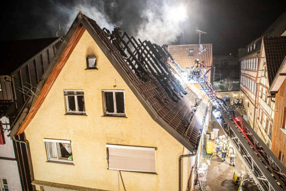 Feuerwehrmänner löschen den Brand.