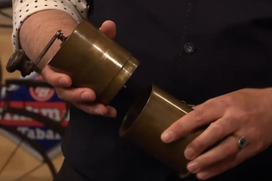 Das Messinggefäß ist in Wahrheit eine aus einer alten Granatenhülse gefertigte Kaffeemühle aus dem Jahr 1911.