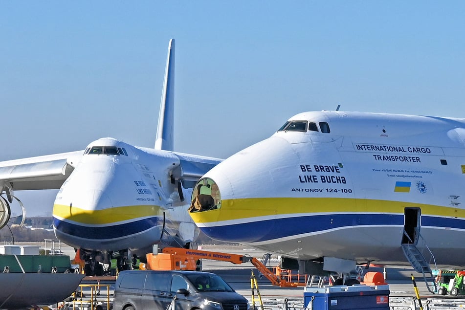 Neun Antonovs hatten sich am Dienstag auf dem Flughafen Leipzig-Halle versammelt.