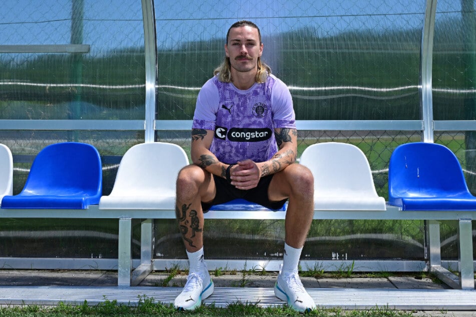 St.-Pauli-Kapitän Jackson Irvine (32) kann seinen Mannschaftskollegen aktuell nur zusehen.