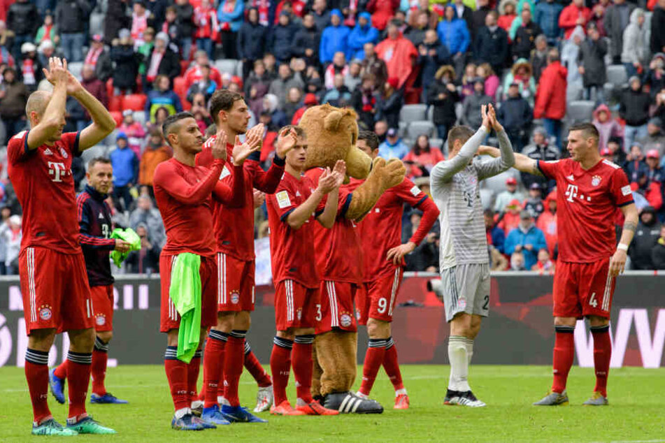 Robben (l.) bedankt sich mit den Spieler des FC Bayern München bei den Fans in der Allianzarena.