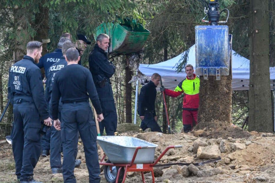 Einsatzkräfte der Polizei graben an einem möglichen Ablageort einer Mädchenleiche nahe Flossenbürg.