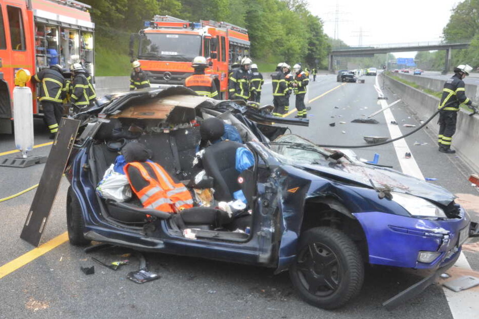 Bei dem schweren Unfall auf der Autobahn 1 ist in der Nacht zu Mittwoch ein Mensch ums Leben gekommen.