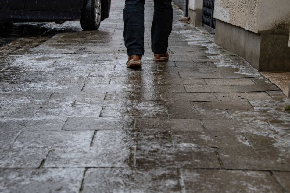 Auch für Fußgänger können die glatten Straßen gefährlich werden. (Symbolbild)
