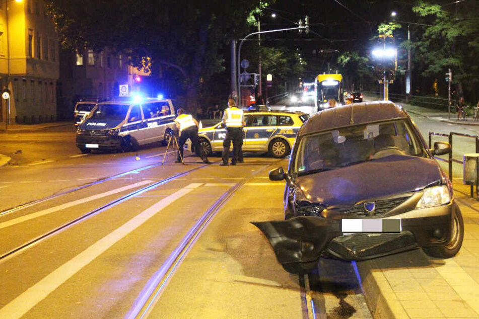In der Riebeckstraße hat es zwischen einem Streifenfahrzeug und einem Auto gekracht.