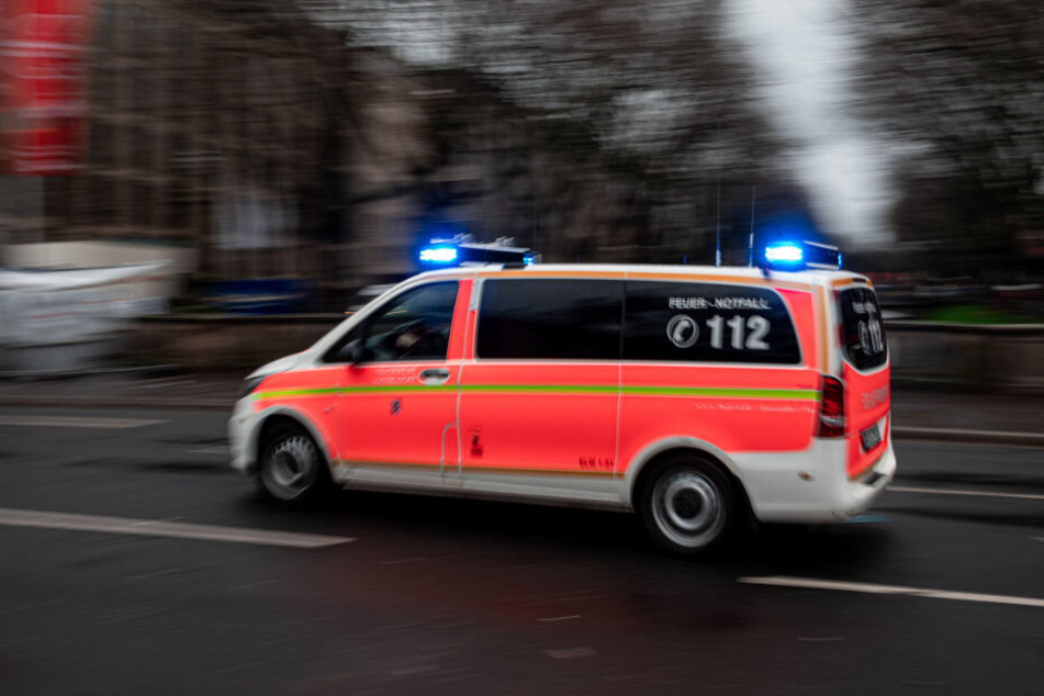 Ein Krankenwagen auf dem Weg zum Einsatz (Symbolbild).