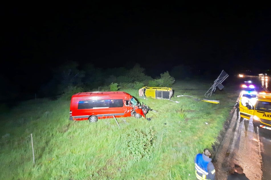 Der Kleintransporter war auf das Begleitfahrzeug aufgefahren, wodurch beide von der Fahrbahn abkamen und im Grünstreifen landeten.