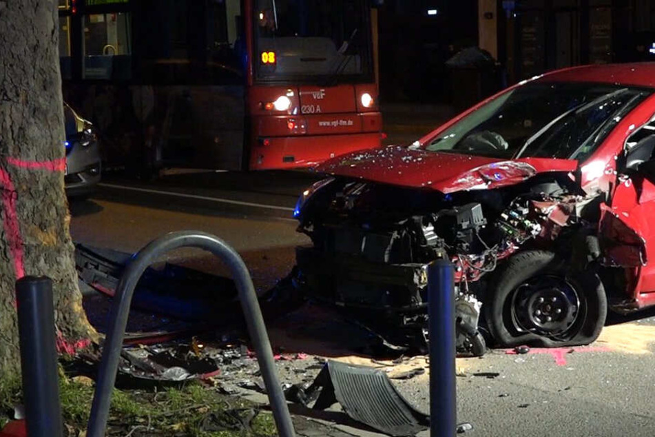 Das Foto zeigt links den Baum und rechts die zertrümmerte Autofront.