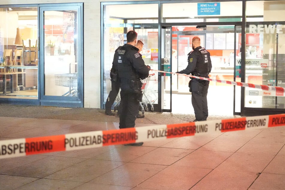 Die Polizei hat den Tatort mit Flatterband abgesperrt.