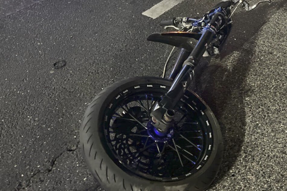 Motorrad in zwei Hälften geteilt: Biker bei Unfall schwer verletzt