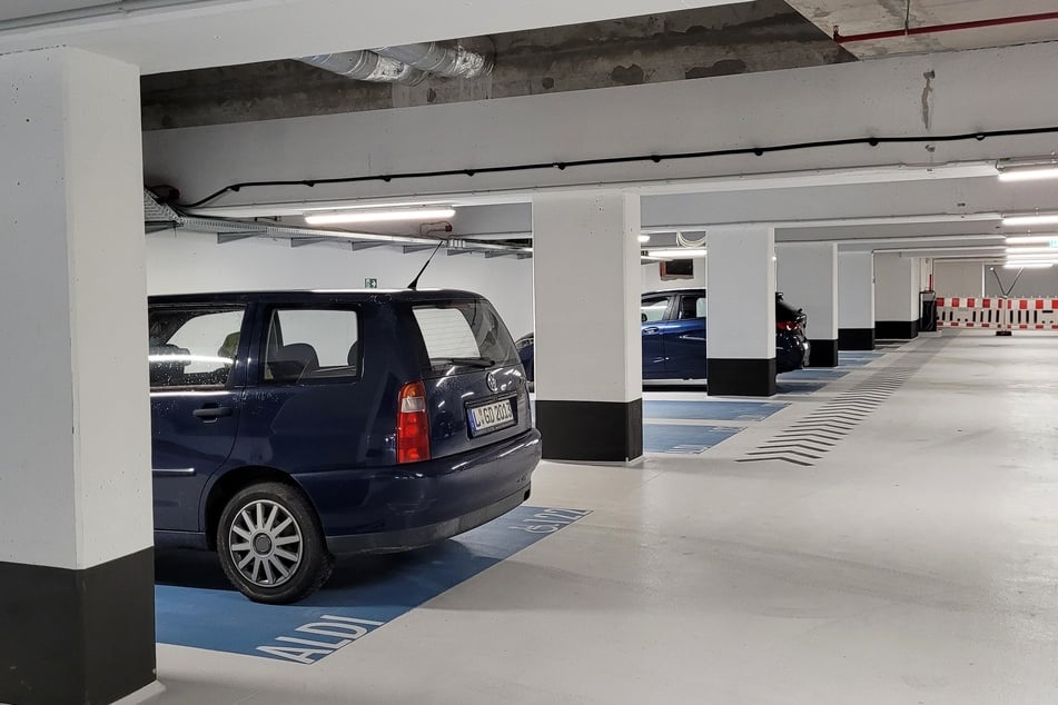 Besonders praktisch: die 30 extrabreiten Stellplätze im integrierten Parkhaus.
