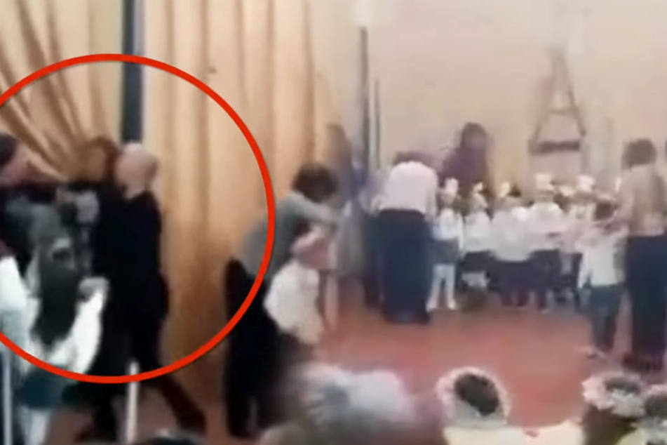 Die Mütter kloppten sich vor den Augen ihrer Kinder.