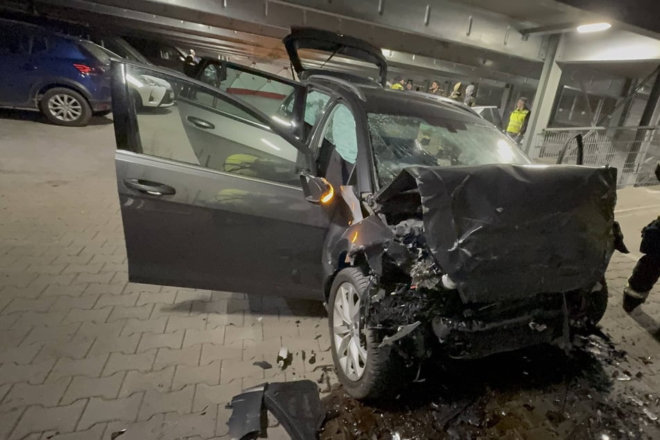 Tödlicher Unfall in Klinikum-Parkhaus: Frau rast mit Auto gegen Betonmauer