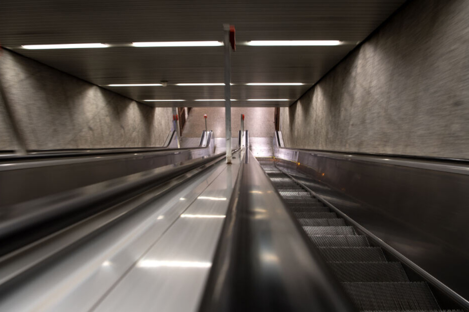 Auf einer Rolltreppe trat der Mann an die Frau heran und begrapschte sie. (Symbolbild)