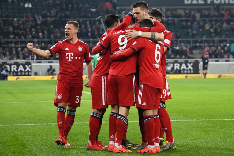 Der FC Bayern zieht durch den Sieg in Gladbach mit Borussia Dortmund in der Liga gleich.