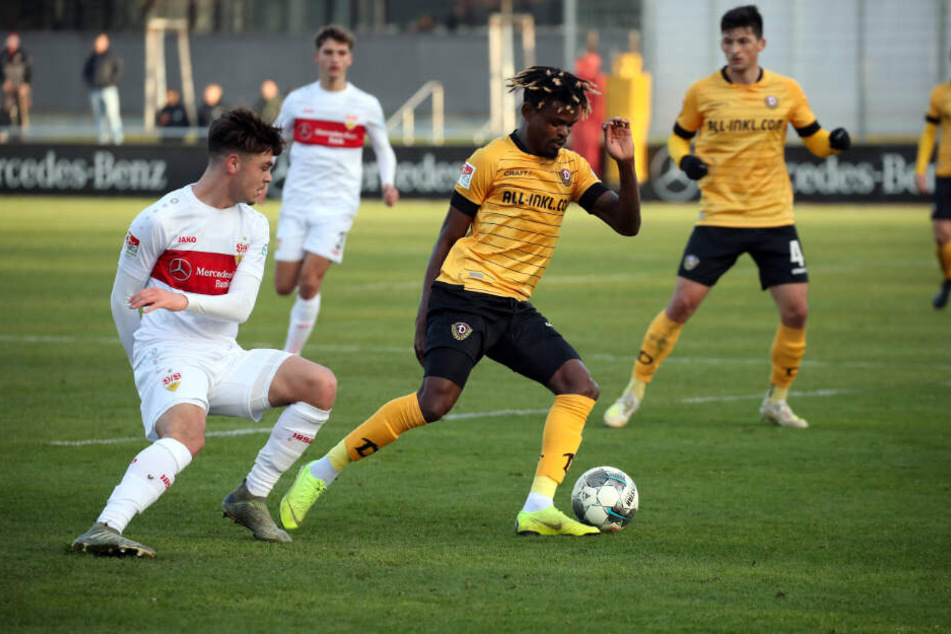 Seine bisher einzigen Minuten im schwarz-gelben Trikot absolvierte Godsway Donyoh (r.) beim Test in Stuttgart.