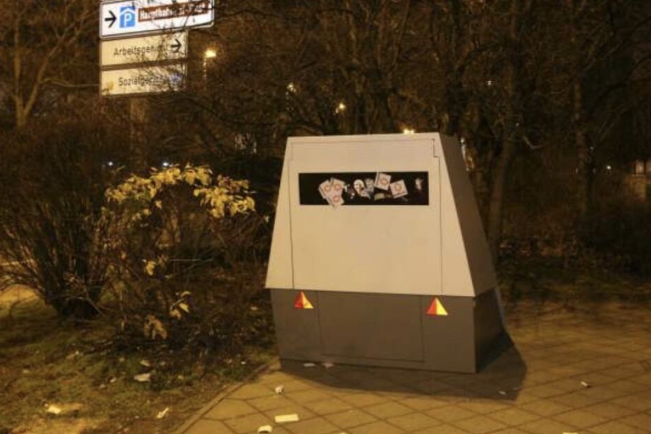 Schweinerei! Am Standort in der Gerberstraße wurde der Blitzer mit Stickern beklebt.