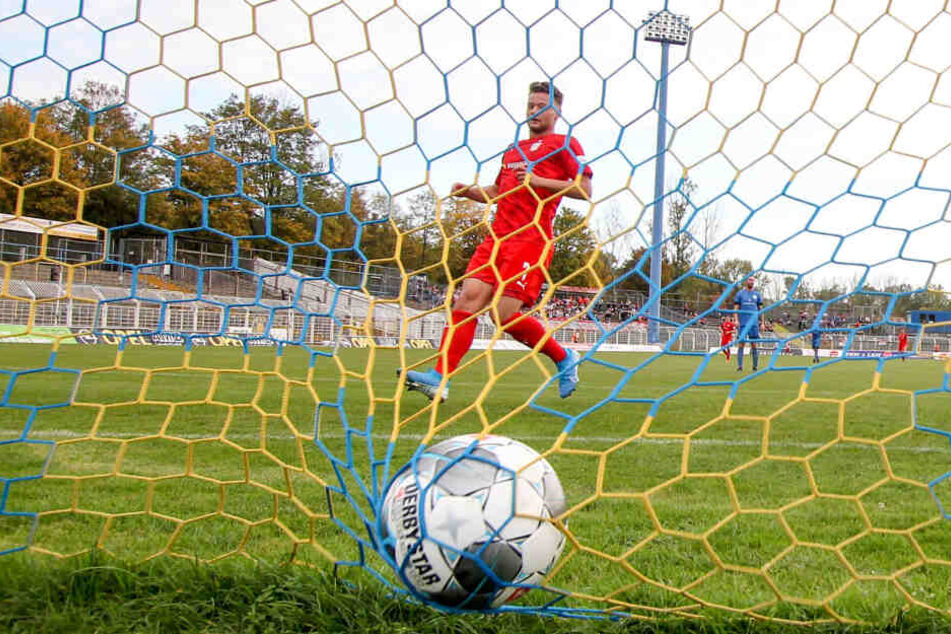 FSV-Mittelfeldspieler Janik Mäder hat zum 7:0 für Zwickau getroffen. Insgesamt lag der Ball 13-mal im Leipziger Gehäuse - Rekord für ein FSV-Pflichtspiel.