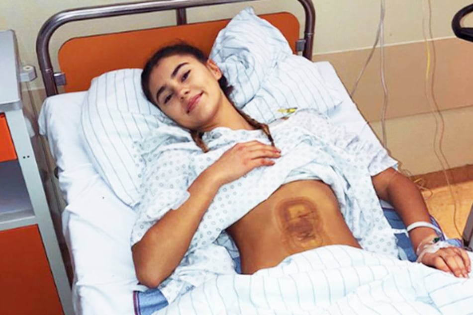 Model Steffi Giesinger am Tag nach ihrer OP im Krankenbett.